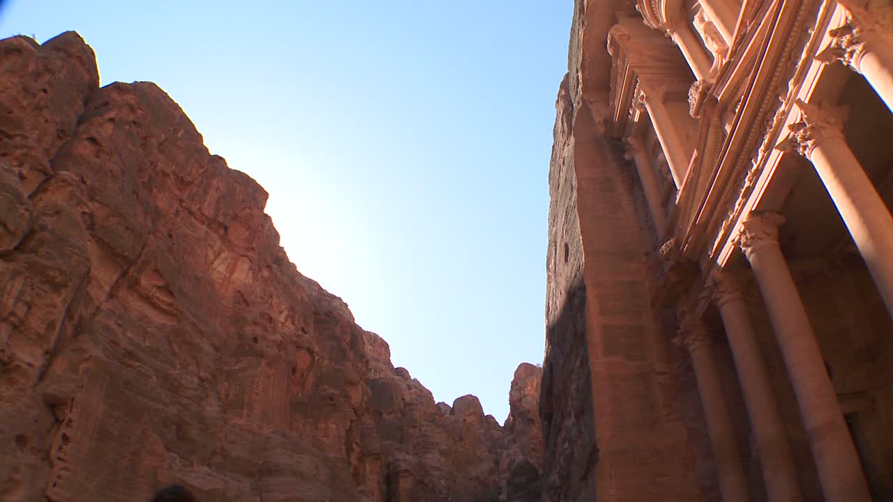 incline hacia la fachada del edificio del tesoro en las antiguas ruinas nabateas de petra jordania