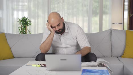 Mann-Im-Homeoffice-Schläft-Ein.