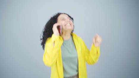 mujer joven recibiendo el evangelio por teléfono.