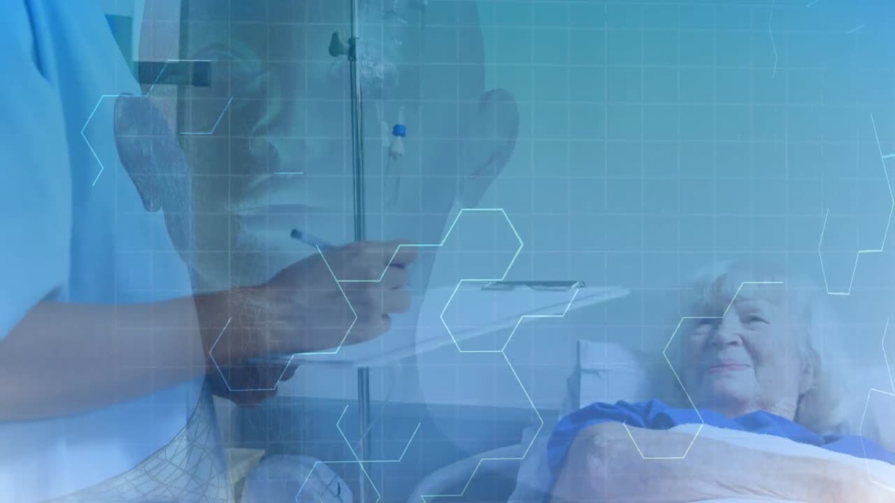 Animación de una pantalla digital sobre una médica caucásica examinando a un paciente mayor.
