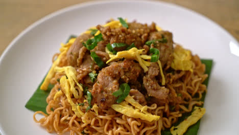 stir-fried-instant-noodle-with-pork-and-egg