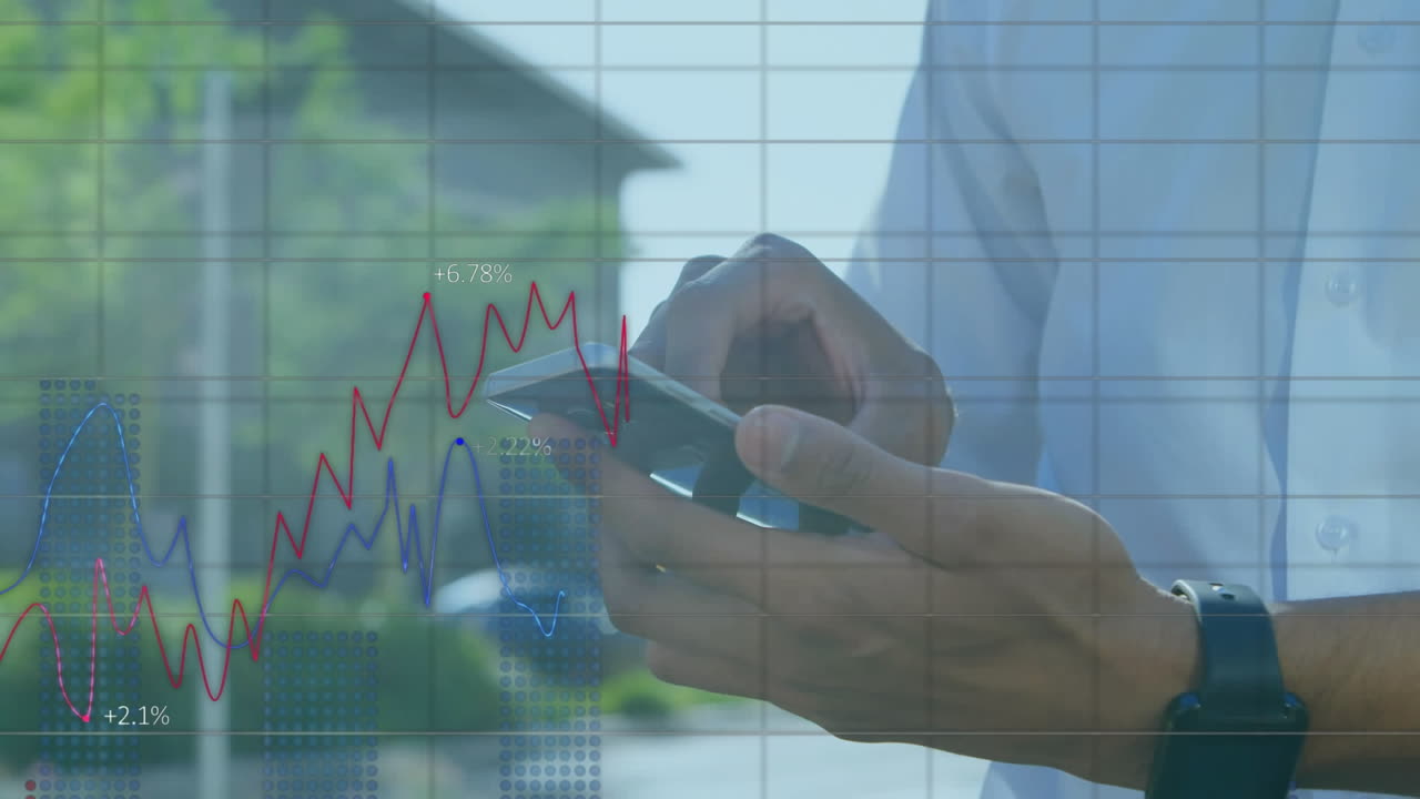 animación del procesamiento de datos financieros sobre un hombre afroamericano que usa un teléfono inteligente