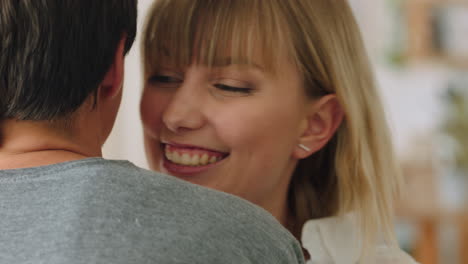coppia abbraccio, casa sorriso e felice d'amore