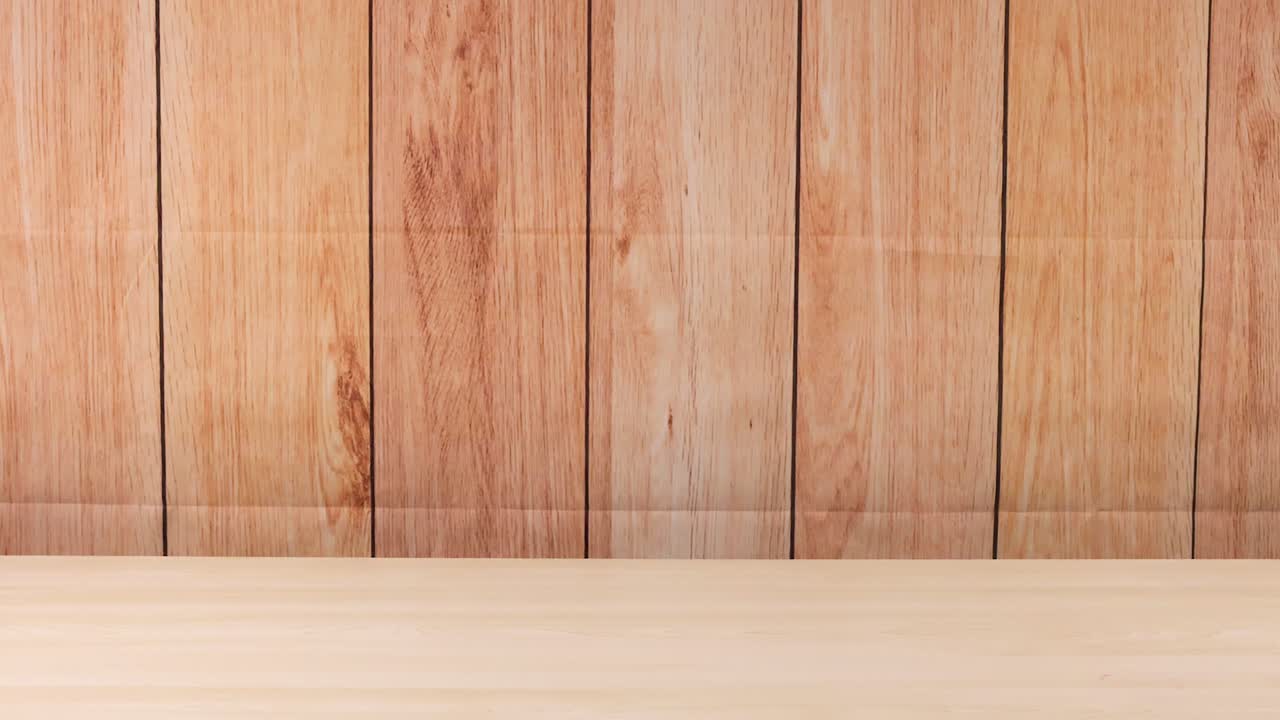 나무 표면을 가로질러 움직이는 오렌지색 공