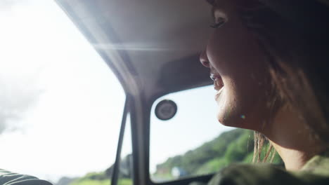 Mujer-Viaja-En-Coche,-Al-Aire-Libre-Y-Al-Sol