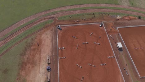 Vista-Aérea-Del-Emocionante-Evento-De-Salto-De-Caballo-Desde-Arriba