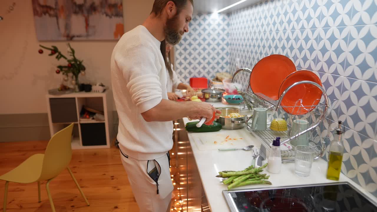 пара готовит вместе на кухне