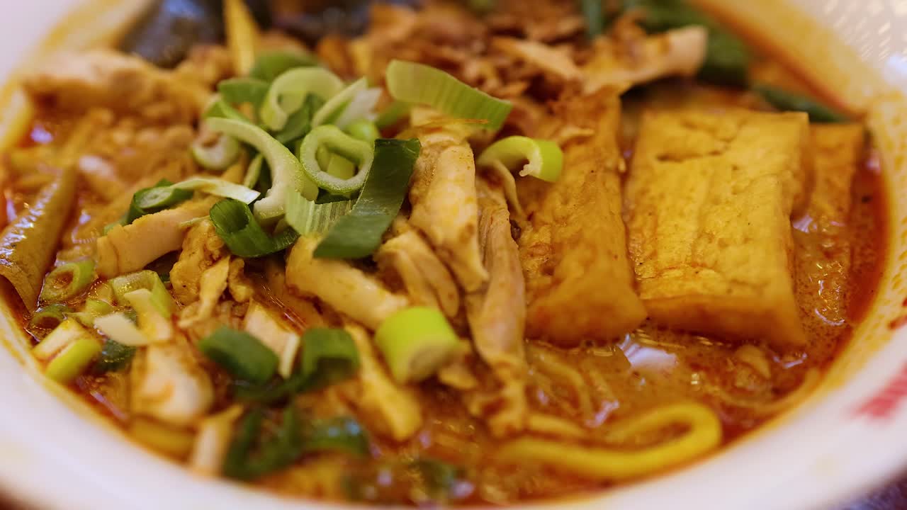 un plato de sopa de fideos laksa con verduras