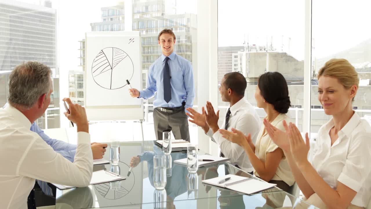 gente de negocios aplaudiendo a su colega después de la presentación