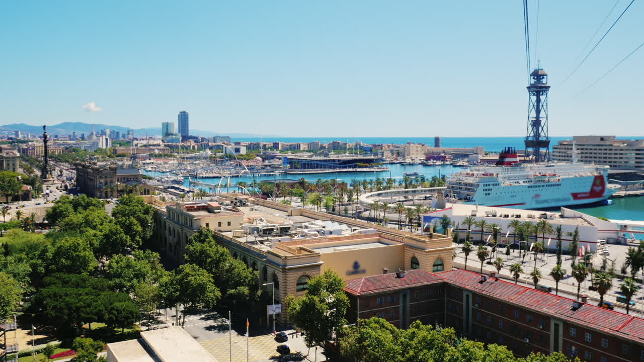 바르셀로나의 분주한 항구 위에서 본 전망