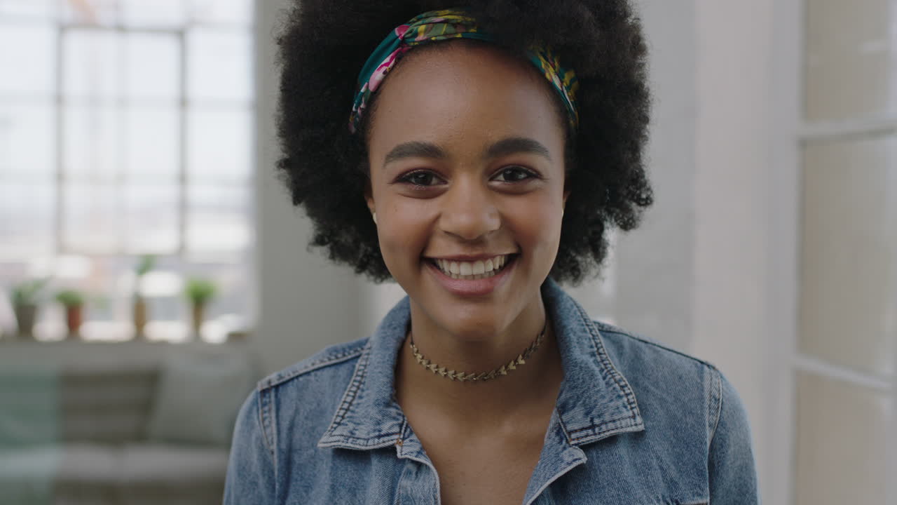 hermosa joven mujer afroamericana retrato de una chica negra bonita de moda sonriendo alegre disfrutando de un estilo de vida positivo