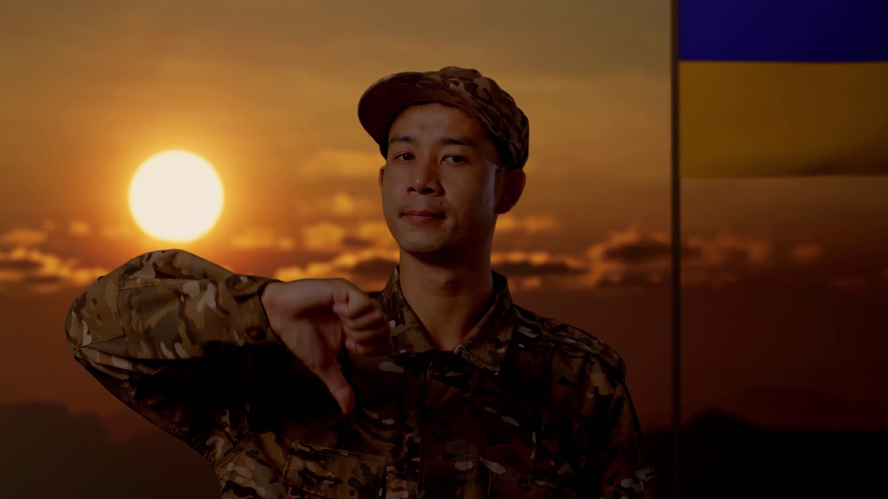 해가 지는 동안 우크라이나 군인에 대한 불쾌감