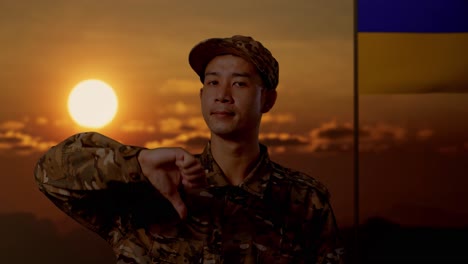 soldado ucraniano que desaprueba al atardecer