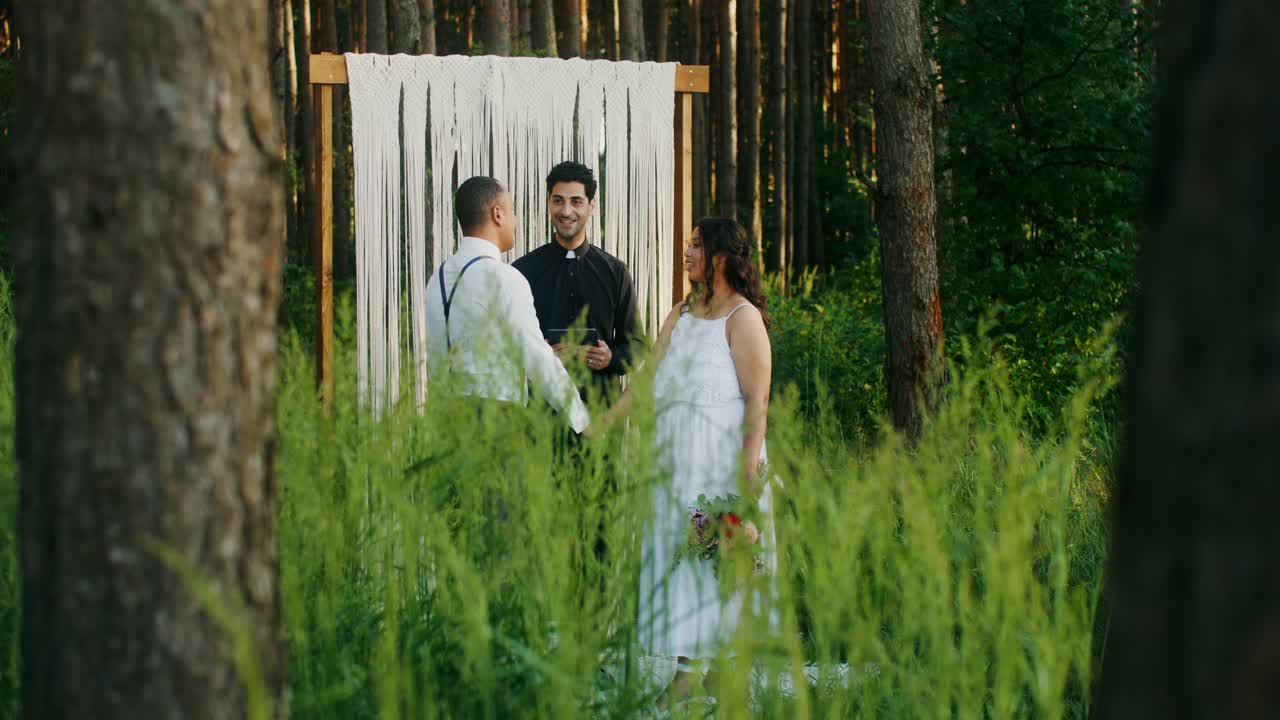Cerimonia di matrimonio nel bosco all'aperto