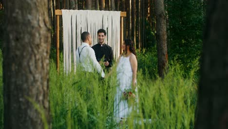 ceremonia de bodas en el bosque al aire libre