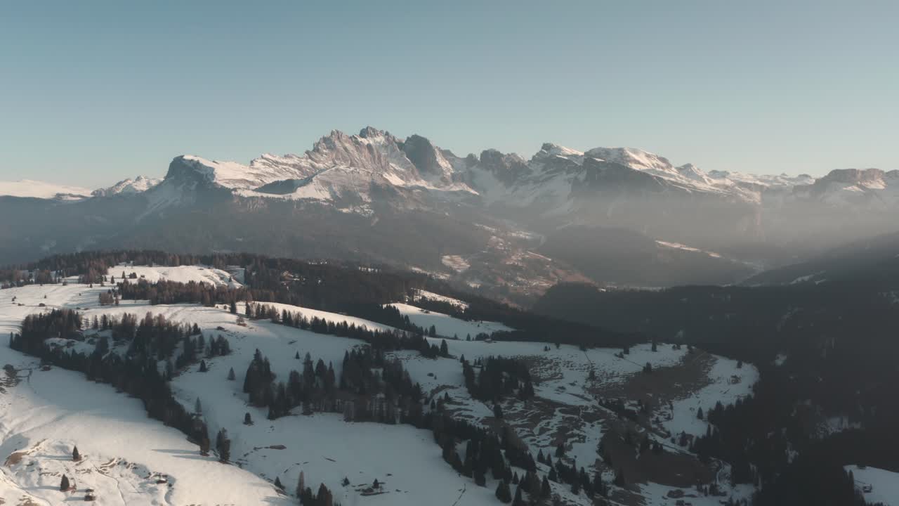 Toma de dron deslizante mirando hacia la cresta Seceda en los Dolomitas italianos