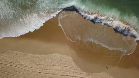 Cinematográfico-Aéreo-Drone-Mirando-Hacia-Abajo-Maravillosa-épico-Azul-Agua-Arena-Dorada-Playa-Litoral-Mañana-Navegar-Enorme-Vidrioso-Olas-Rompiendo-Oleaje-Hermosa-Hossegor-Seignosse-Francia-Biarritz-País-Vasco-Arriba