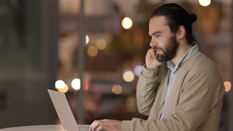 hombre de negocios de moda trabajando hasta tarde en la oficina