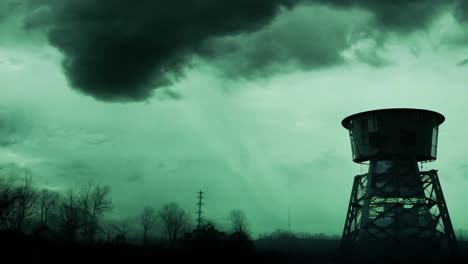 torre de agua verde abandonada en un paisaje de niebla