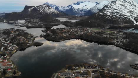 Bello-Reflejo-Del-Cielo-En-Un-Lago-En-Medio-De-Un-Valle-Cerca-De-Una-Ciudad