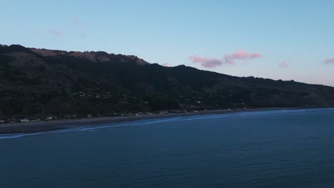 Vista-Colorida-Del-Cielo-Desde-Un-Dron-Aéreo-Sobre-La-Playa-De-Stinson,-California-Al-Atardecer