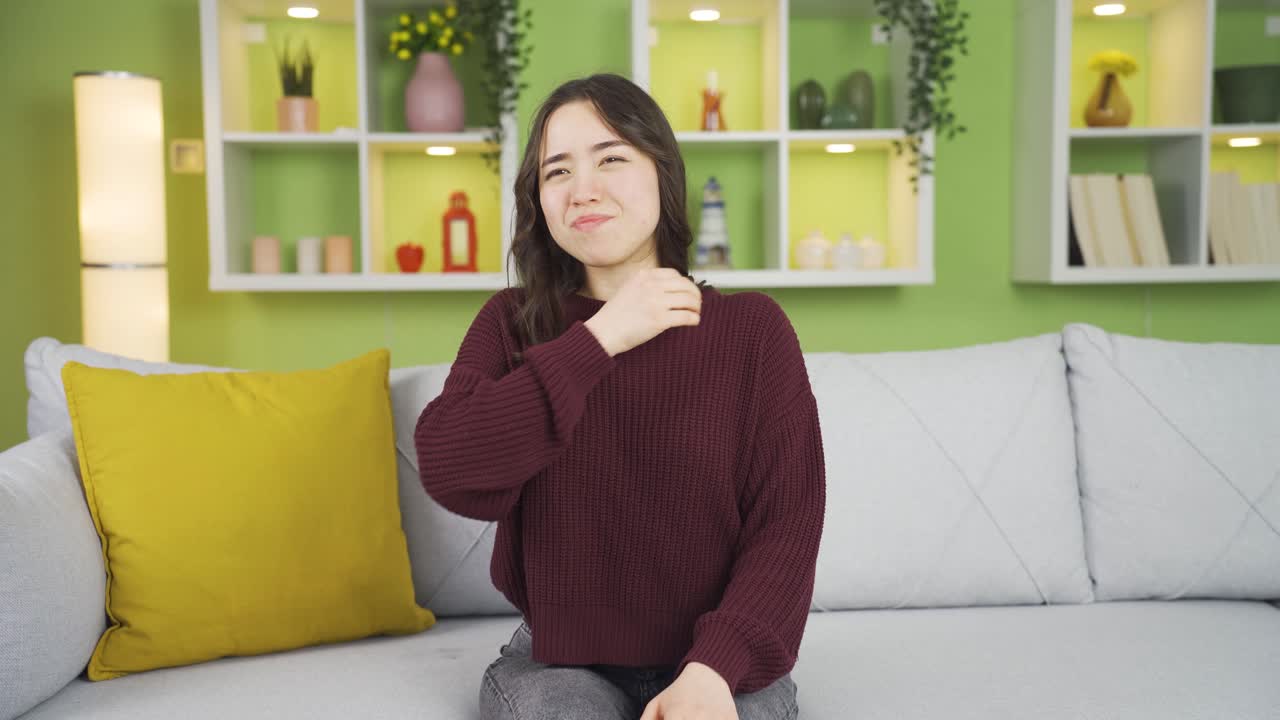 관절 통증을  ⁇ 고 있는 젊은 아시아 여성.