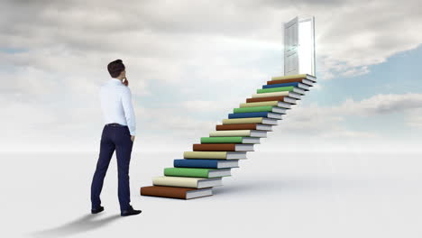 un hombre de negocios mirando una escalera hecha de libros en el cielo nublado.