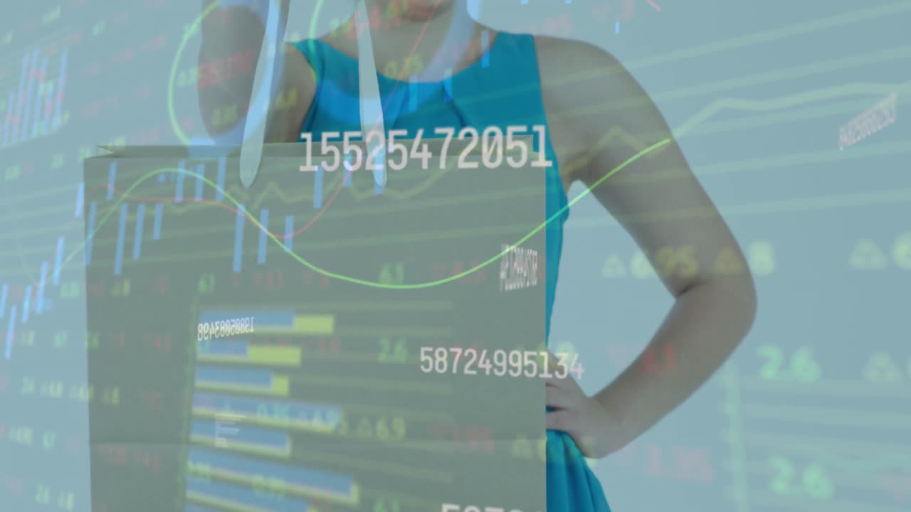 animación de números cambiantes y procesamiento de datos financieros sobre una mujer con una bolsa de compras