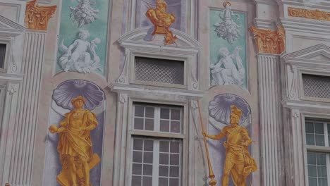 이탈리아 제노바의 팔라조 산 조르지오 (palazzo san giorgio) 에 있는 복잡한 벽화의 근접 촬영
