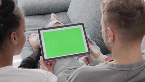 joven y mujer con pantalla verde de computadora