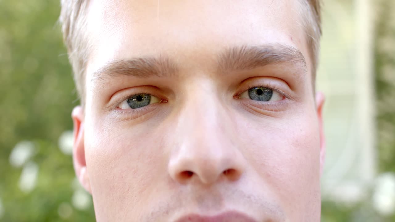 retrato de un hombre caucásico feliz en el jardín