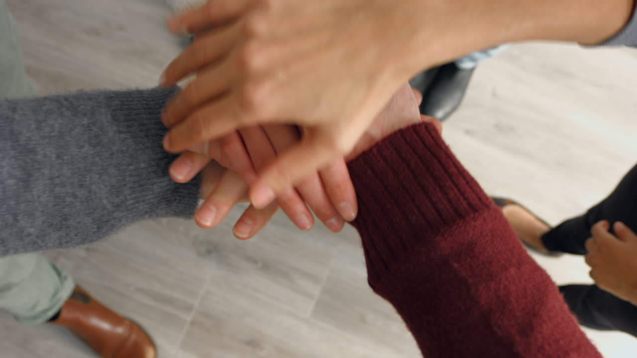 trabajo en equipo de negocios manos juntas