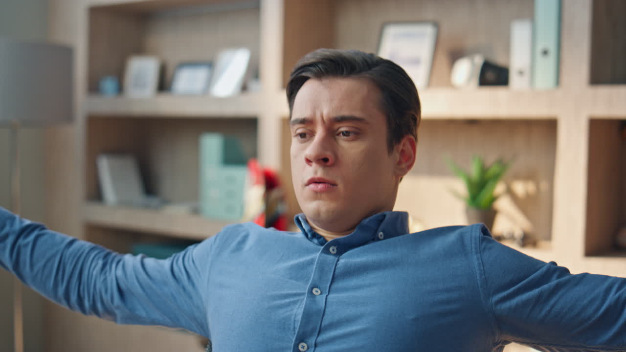 지친 사업가 눈을 는 직장 근접. 피곤한 창조자 스트레칭