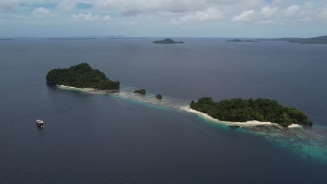 Zoomen-Sie-In-Das-Tropische-Paradies-In-Raja-Ampat,-Indonesien