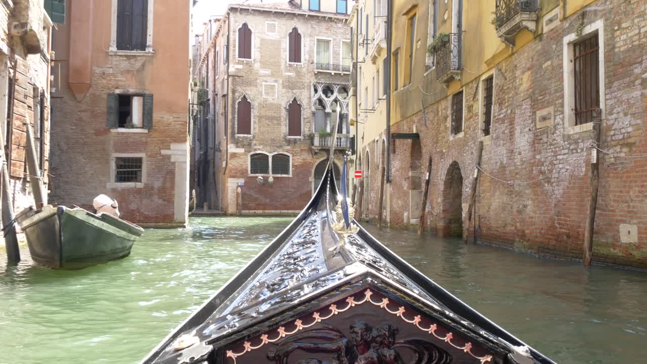 Venezia, Italia, POV Gondola 3 tra gli edifici.