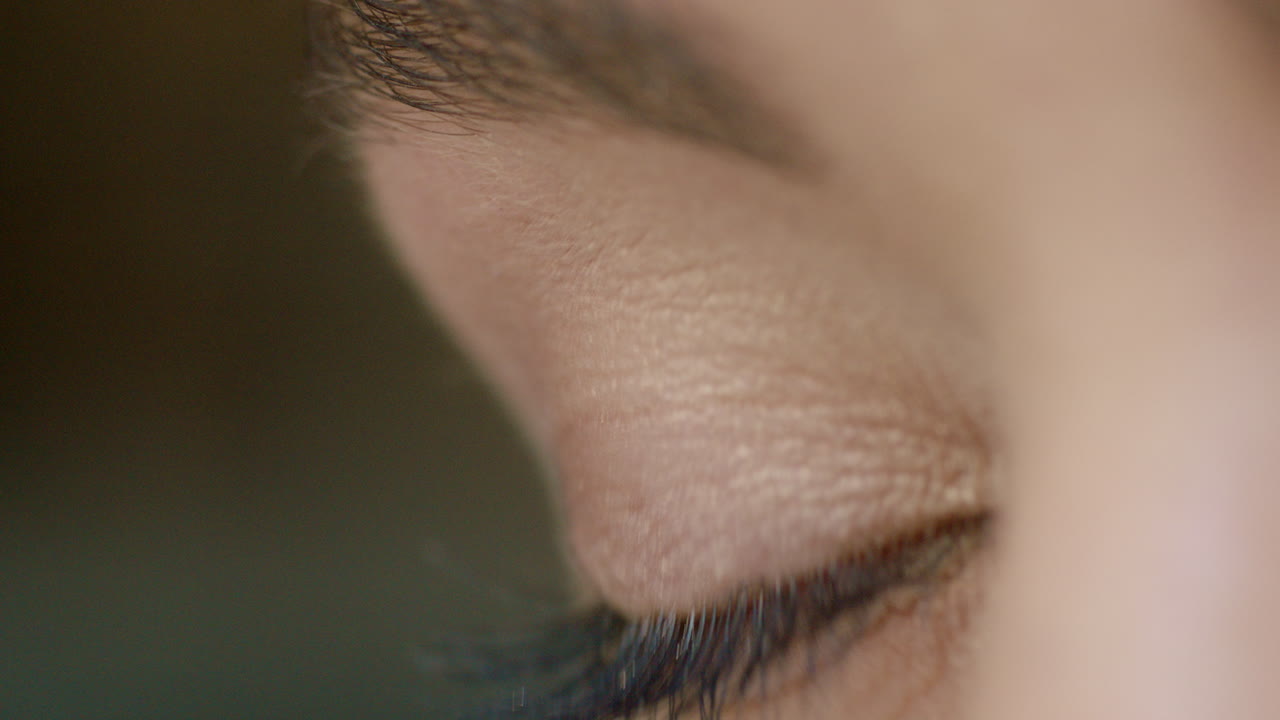 클로즈업 매크로: 눈을 열고 보는 여성, 시력, 인식