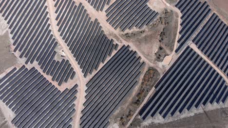 Vista-De-Arriba-Hacia-Abajo-Drone-Sobre-Mega-Parque-De-Energía-Solar-Fotovoltaica-Paneles-De-Fila-Soleado