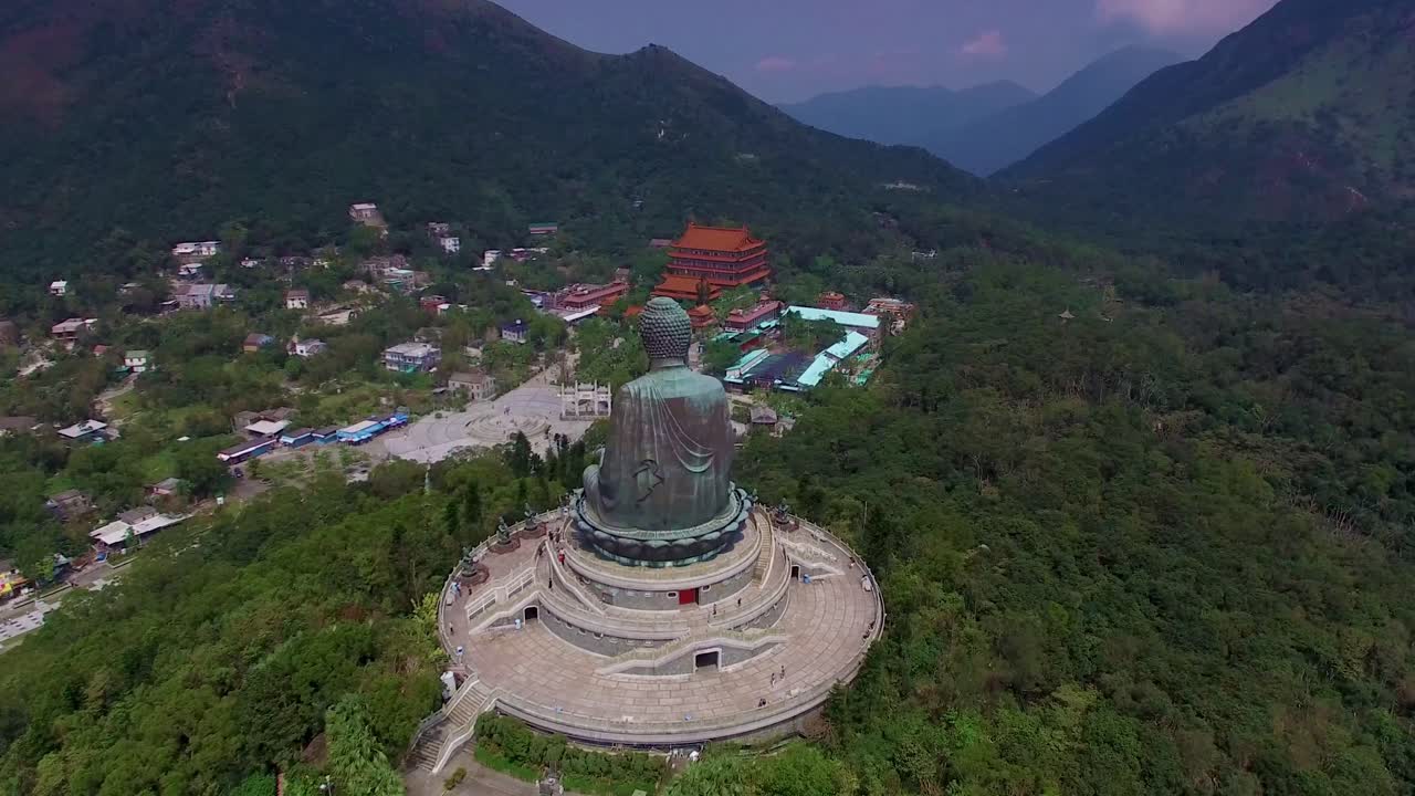 antena dando vueltas sobre la gran estatua de tian tan buddha en la isla de lantau, hong kong