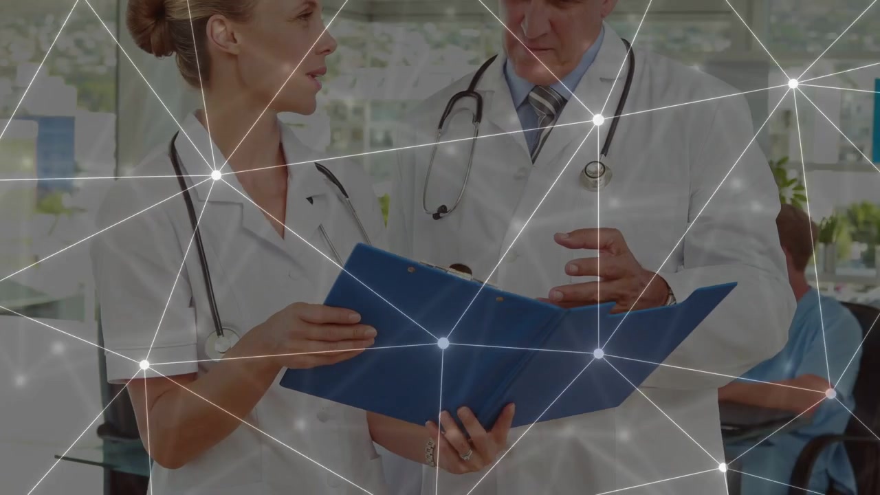 Enfermera (RN) hojeando una carpeta azul, médico señalando para revisar documentos mientras una superposición médica se mueve sobre ellos.