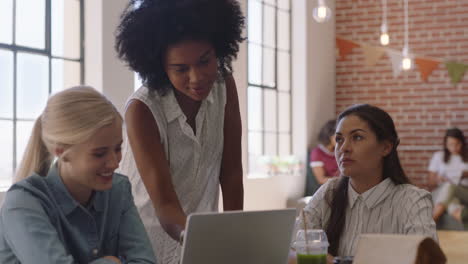 Gente-De-Negocios-Multiétnica-Reuniéndose-Con-Una-Mujer-Líder-Del-Equipo-De-Intercambio-De-Ideas-Que-Comparte-Ideas-Creativas-Planificando-Estrategias-De-Desarrollo-Utilizando-Tecnología-Portátil-En-El-Lugar-De-Trabajo-De-Oficina-Moderno