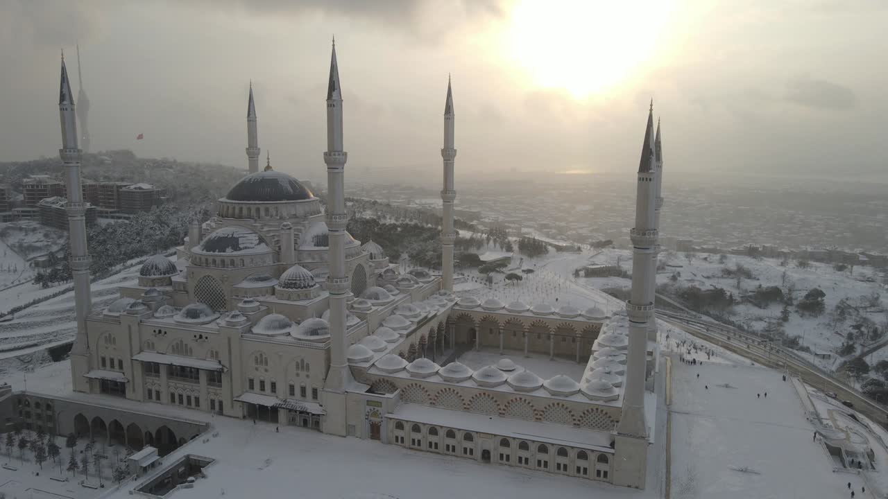 мечеть камлика в снегу