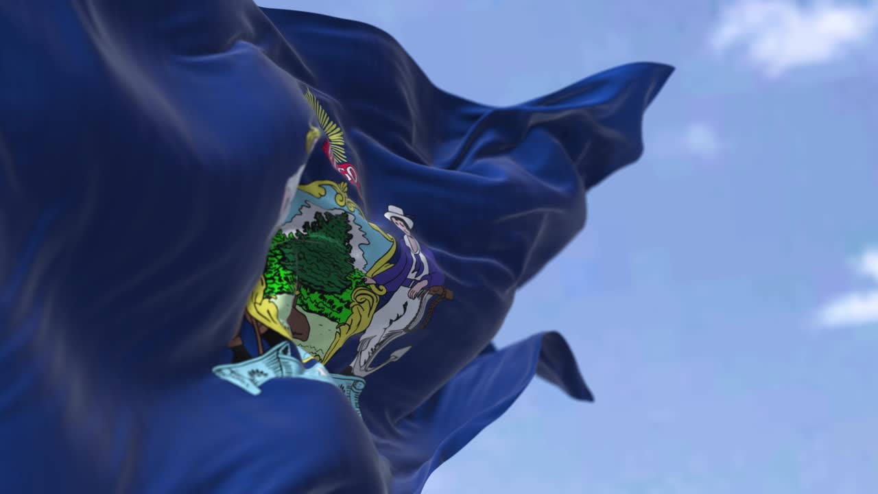 la bandera del estado de maine ondeando en el viento.