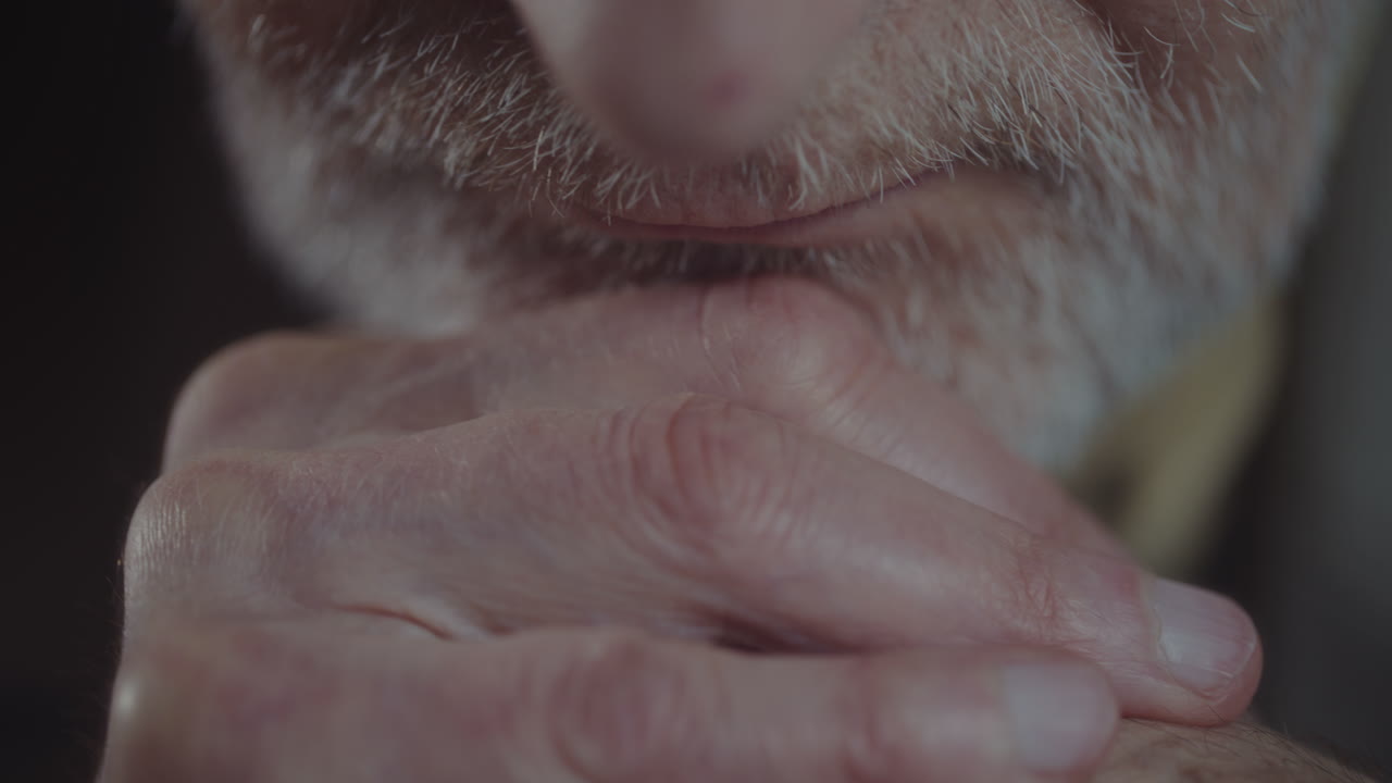 el espía escucha grabaciones discretas.