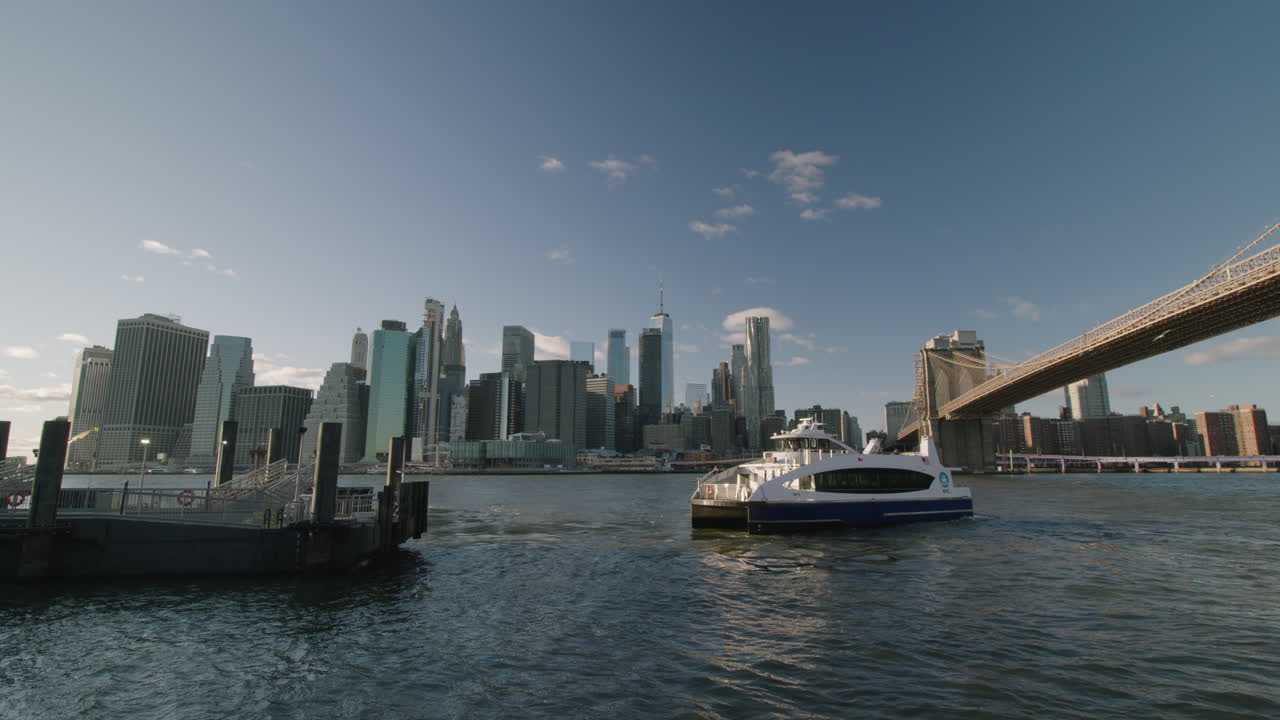 골든 아워에 맨하탄과 브루클린 다리 뉴욕시를 낮추십시오.