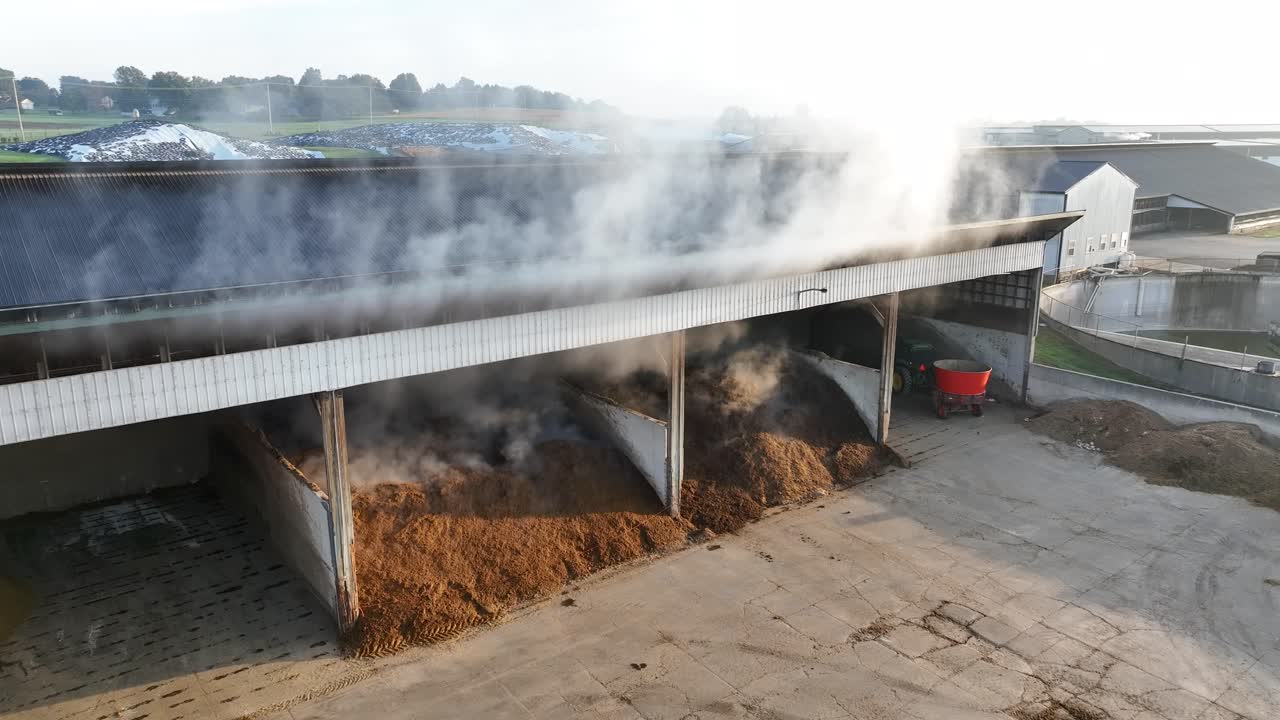 Stoom stijgt op uit composterende mest in een opslagfaciliteit van een boerderij