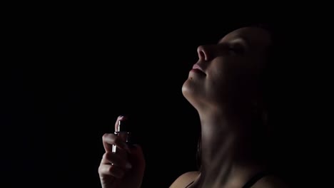 mujer aplicando perfume