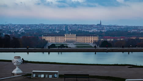el parque del palacio de schönbrunn en viena al atardecer