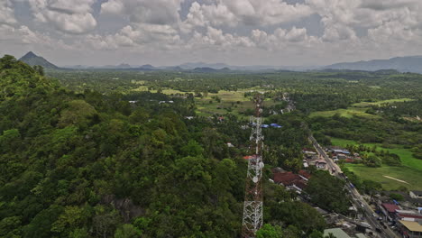 Ibbagamuwa-Sri-Lanka-Drone-V3-Aéreo-Sobrevolando-La-Jungla-De-La-Ladera-Que-Desciende-A-Lo-Largo-De-La-Carretera-Dambulla-Captura-La-Comunidad-Local,-Los-Campos-Agrícolas-Y-El-Paisaje-Montañoso---Filmado-Con-Mavic-3-Cine---Abril-De-2023