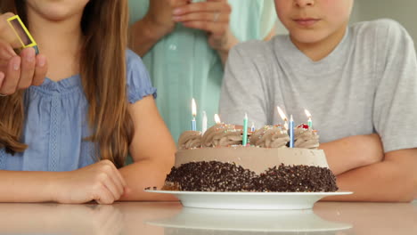 animación de la capa de quema sobre la familia divirtiéndose en la fiesta de cumpleaños