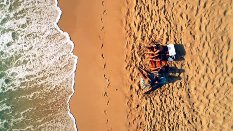 Touristen-Sitzen-Zusammen-Am-Strand-4k